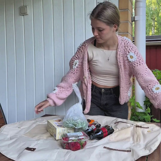Video of fully opened KESTO Bag. Girl pulling the straps and packing the KESTO Bag in seconds.