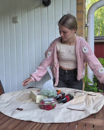 Video of fully opened KESTO Bag. Girl pulling the straps and packing the KESTO Bag in seconds.