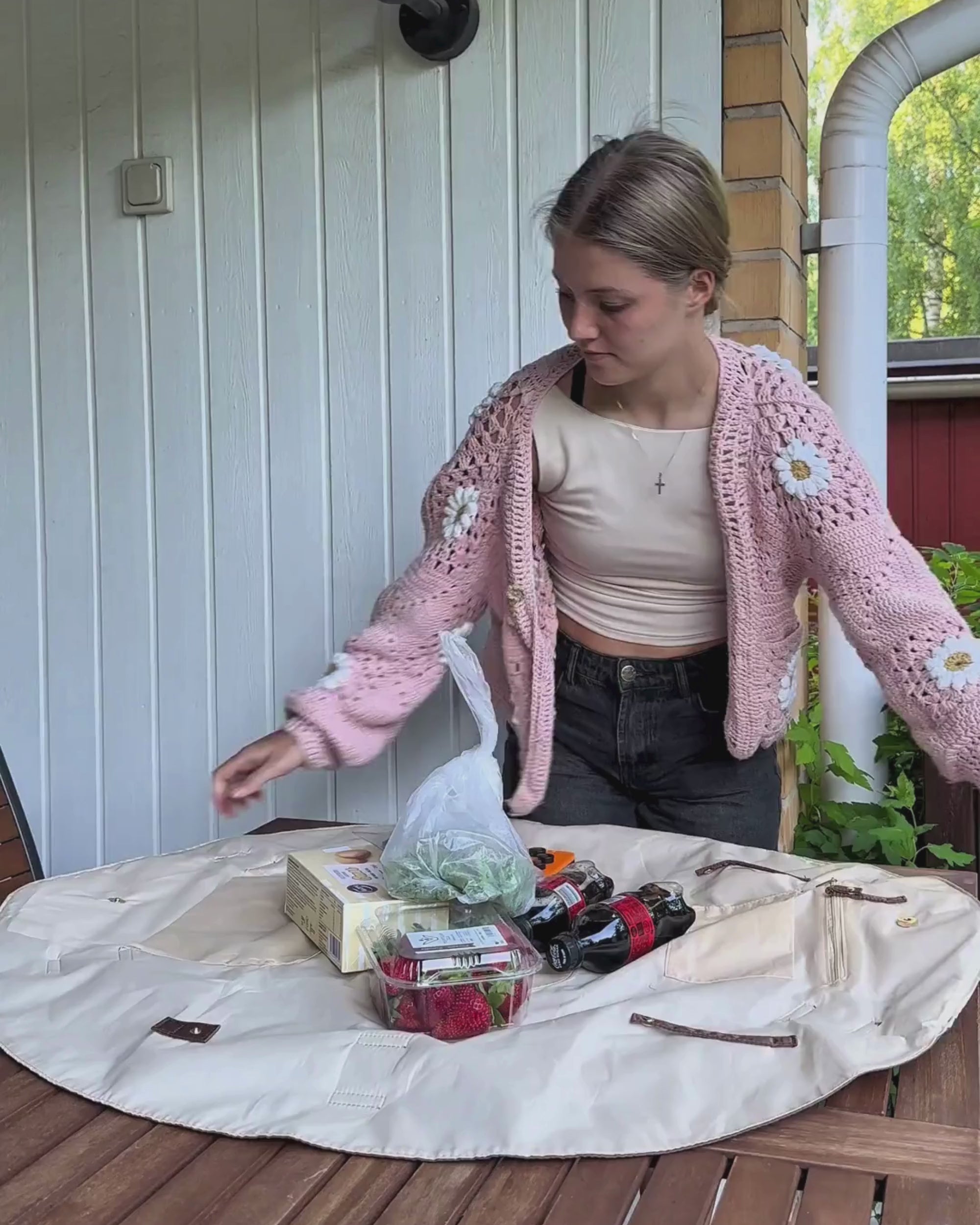 Video of fully opened KESTO Bag. Girl pulling the straps and packing the KESTO Bag in seconds.